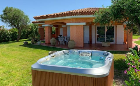 Facade/entrance, Garden, Hot Tub, Spa and wellness centre/facilities, Garden view