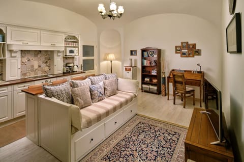 Bed, Bathroom, TV and multimedia, Kitchen or kitchenette, Living room, Seating area, Dining area