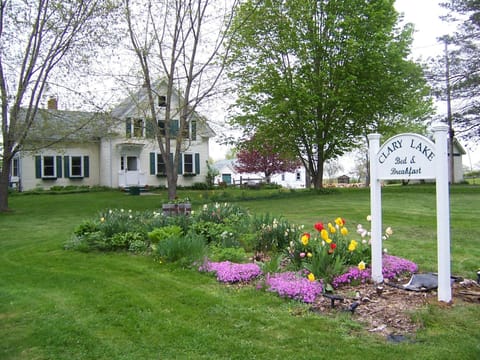 Facade/entrance, Area and facilities