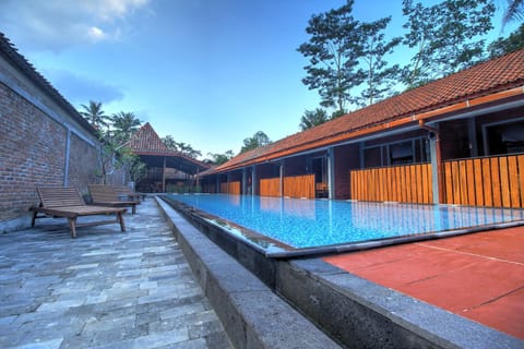 Restaurant/places to eat, Swimming pool