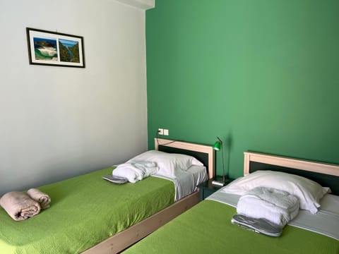 Photo of the whole room, towels