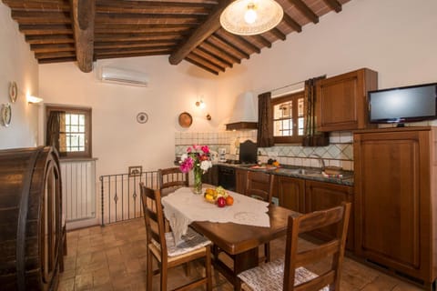 TV and multimedia, Coffee/tea facilities, Kitchen or kitchenette, Living room, Seating area, Dining area, Food, minibar, pet friendly, kitchen