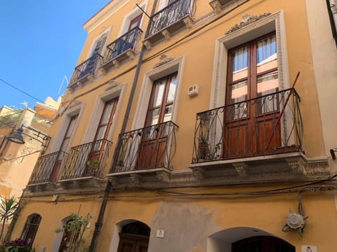 Property building, Facade/entrance, Internal: Not applicable to any particular room