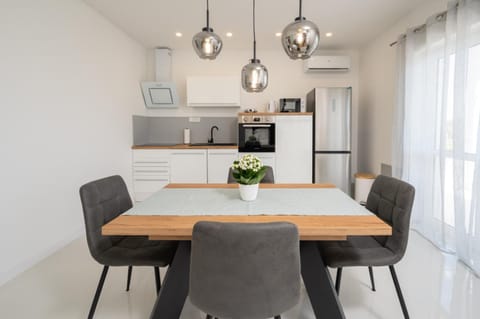 Kitchen or kitchenette, Dining area, oven, stove