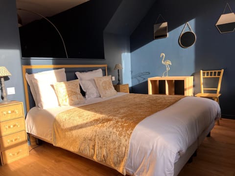 Bed, Photo of the whole room, Bedroom