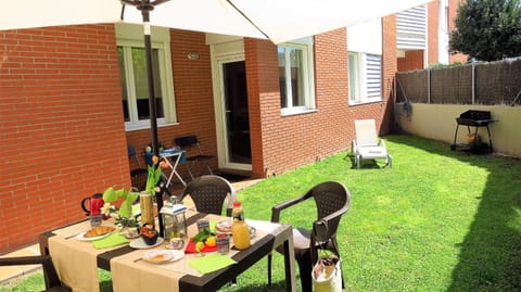 Facade/entrance, Garden, Dining area