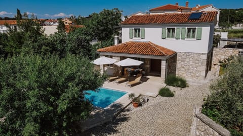 Property building, Pool view, Swimming pool