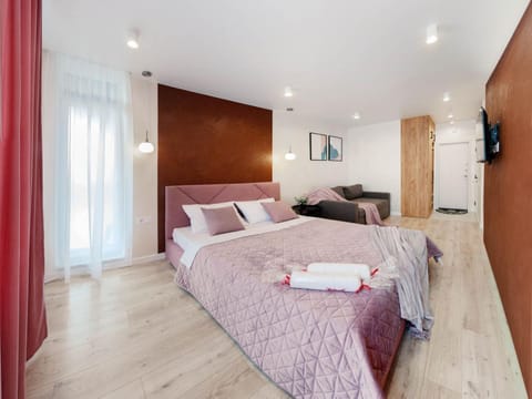 Bed, TV and multimedia, Photo of the whole room, Bedroom, towels