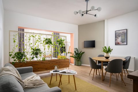TV and multimedia, Living room, Dining area, furniture, internet