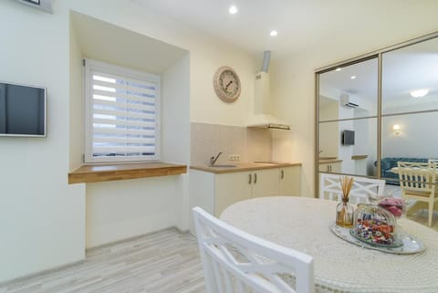 Kitchen or kitchenette, Dining area