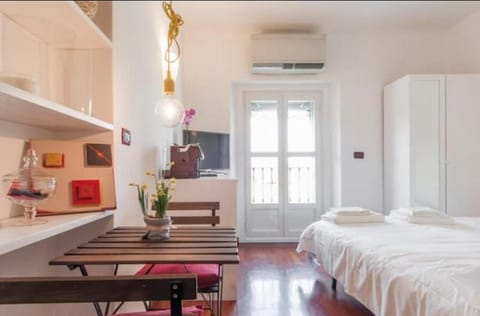 Bed, Dining area, Bedroom