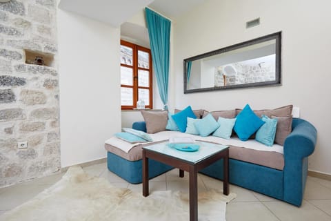 Nearby landmark, Restaurant/places to eat, Natural landscape, Coffee/tea facilities, Kitchen or kitchenette, Living room, Seating area, Dining area, On site, City view, City view, Landmark view, Landmark view, Mountain view, Mountain view, Quiet street view, Inner courtyard view