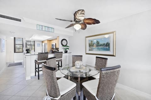 Beachfront condo in resort-style community with pool House in Marco Island