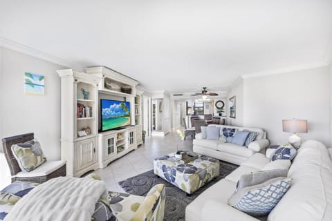 Beachfront condo in resort-style community with pool House in Marco Island