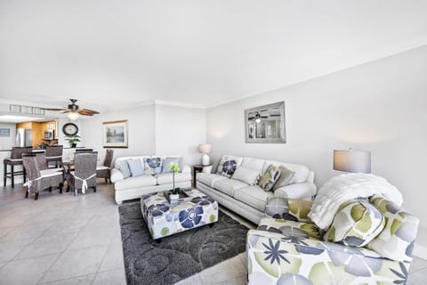 Beachfront condo in resort-style community with pool House in Marco Island