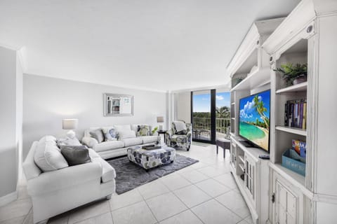 Beachfront condo in resort-style community with pool House in Marco Island