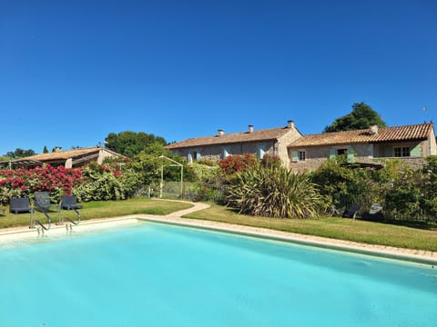 MAS DES FIGUES -très calme- Certifié Biologique FRBio10-Parc Naturel écologique vivant- piscine 12x6-Copieux brunch paysan méditerranéen du jardin cuisine maison huile d'olive-Agritourisme-Alpilles-Saint Rémy de Provence- du 30 avril au 20 septembre 2026- Bed and Breakfast in Saint-Remy-de-Provence