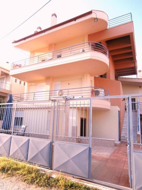Property building, Facade/entrance, Balcony/Terrace