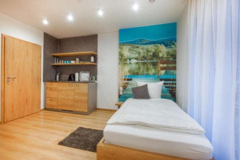 Coffee/tea facilities, Kitchen or kitchenette, Photo of the whole room, Decorative detail, Dining area, Bedroom