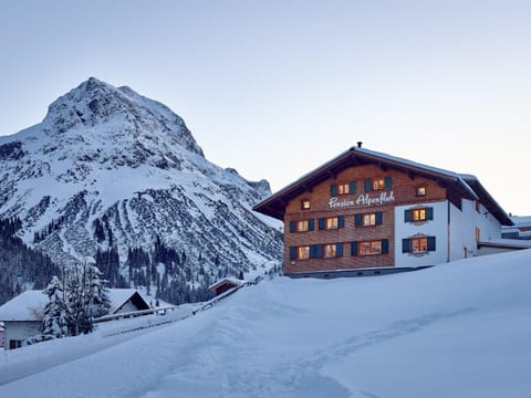 Facade/entrance, Neighbourhood, Natural landscape, Bird's eye view, Winter, Skiing, On site, City view, Mountain view, Sunset