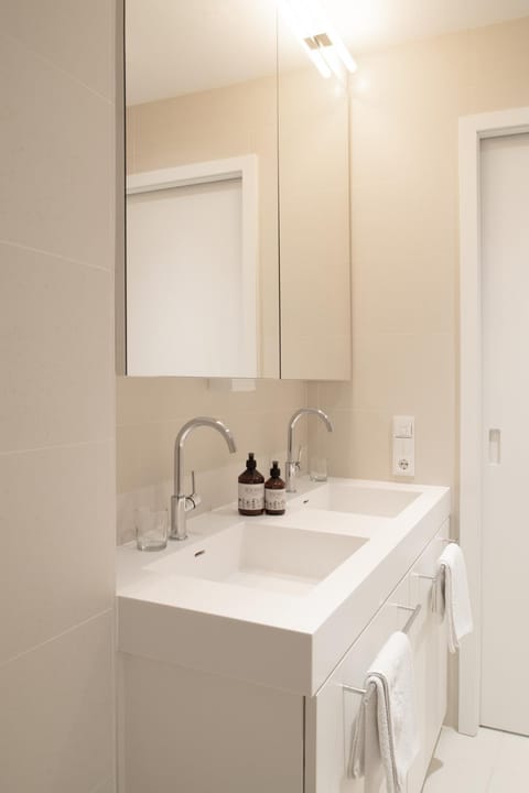 Bathroom, Kitchen or kitchenette, Communal kitchen