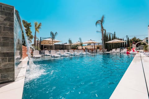 Property building, Restaurant/places to eat, Swimming pool, Breakfast