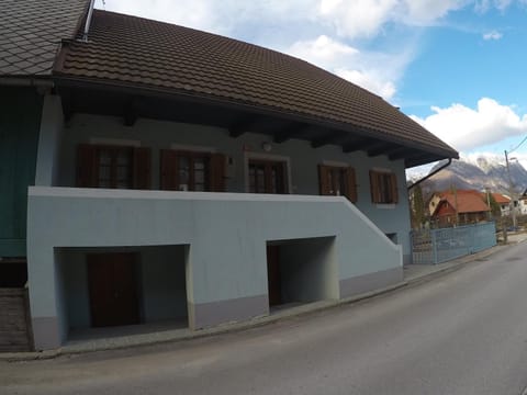 Facade/entrance, Mountain view, Street view