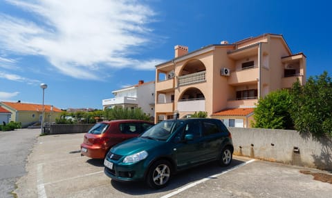Property building, Garden, Balcony/Terrace