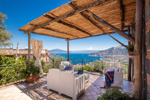 Property building, Facade/entrance, Balcony/Terrace, Sea view