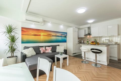 Coffee/tea facilities, Kitchen or kitchenette, Living room, Photo of the whole room, Decorative detail, Seating area, Dining area