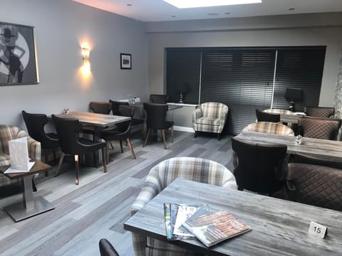 Restaurant/places to eat, Restaurant/places to eat, Lounge or bar, Dining area