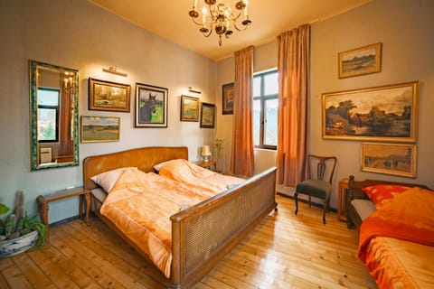 Bed, Photo of the whole room, Seating area, Bedroom