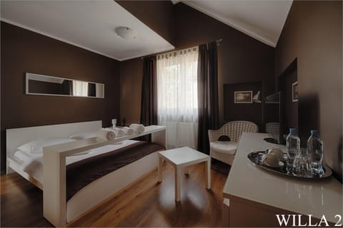 Shower, Bed, Bathroom, TV and multimedia, Coffee/tea facilities, Photo of the whole room, hair dryier, towels