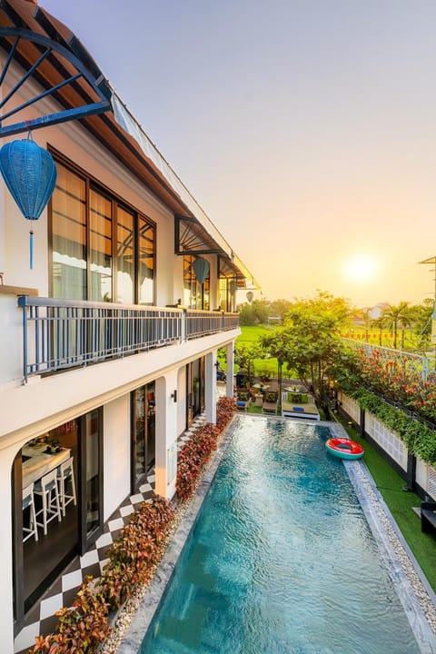 Property building, Patio, Day, Natural landscape, Hot Tub, Pool view, Swimming pool, Swimming pool, Sunrise, Sunset, hair dresser, sunbed