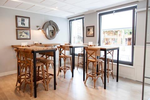 Restaurant/places to eat, Dining area