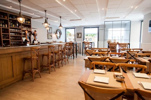 Restaurant/places to eat, Dining area