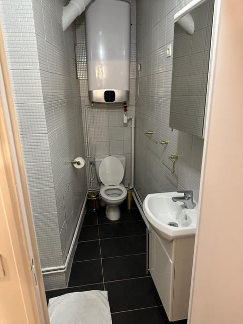 Shower, Toilet, Bathroom, towels