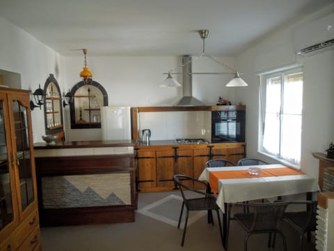 Kitchen or kitchenette, Seating area, Dining area