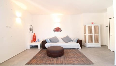 Bed, TV and multimedia, Living room