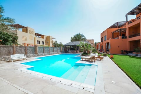 Swimming pool, sunbed
