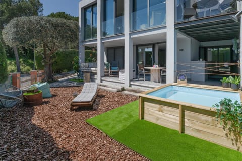 Property building, Day, Swimming pool