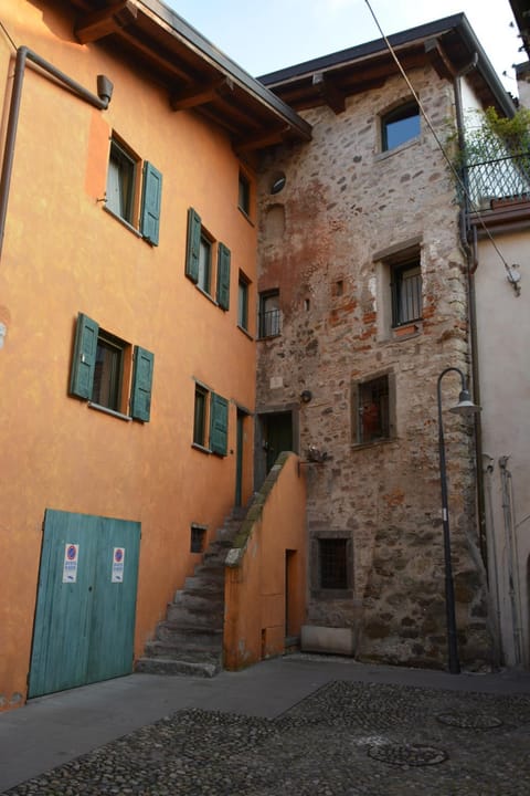 Restaurant/places to eat, Facade/entrance, Neighbourhood, Natural landscape, Shopping Area