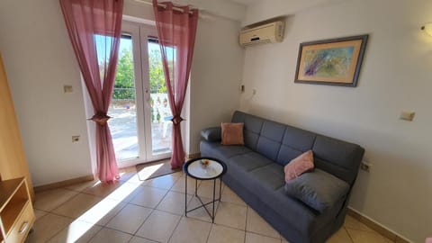 Living room, Seating area, air conditioner