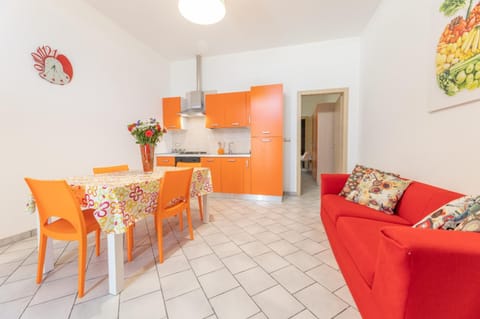 Kitchen or kitchenette, Living room, Seating area, Dining area