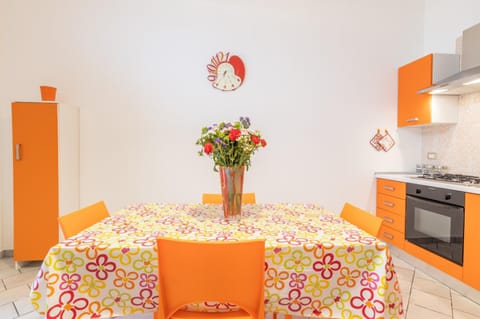 Dining area, kitchen