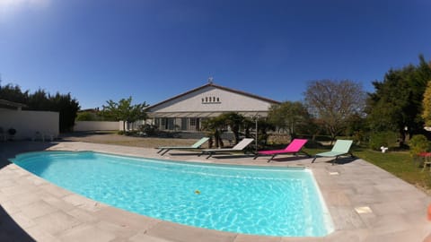 Property building, Spring, Day, Natural landscape, Garden, Pool view, Pool view, Swimming pool, Breakfast, sunbed