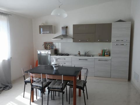 Kitchen or kitchenette, Food and drinks, Dining area