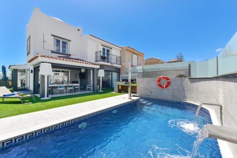 Shower, Swimming pool, sunbed