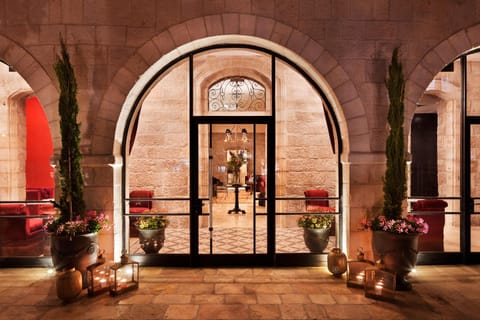 Facade/entrance