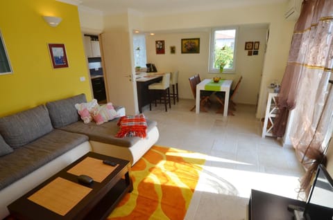 Kitchen or kitchenette, Living room, Photo of the whole room, Seating area, Dining area, hair dresser